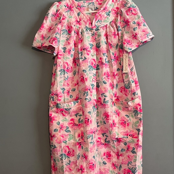 SELLING ELEGANT EMILY NIGHTGOWN SIZE MEDIUM FLORAL COLOR BNWT SHORT SLEEVE - Picture 10 of 12